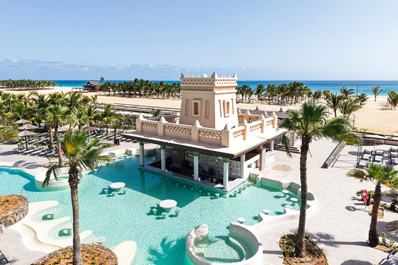 piscina con bar riu touareg