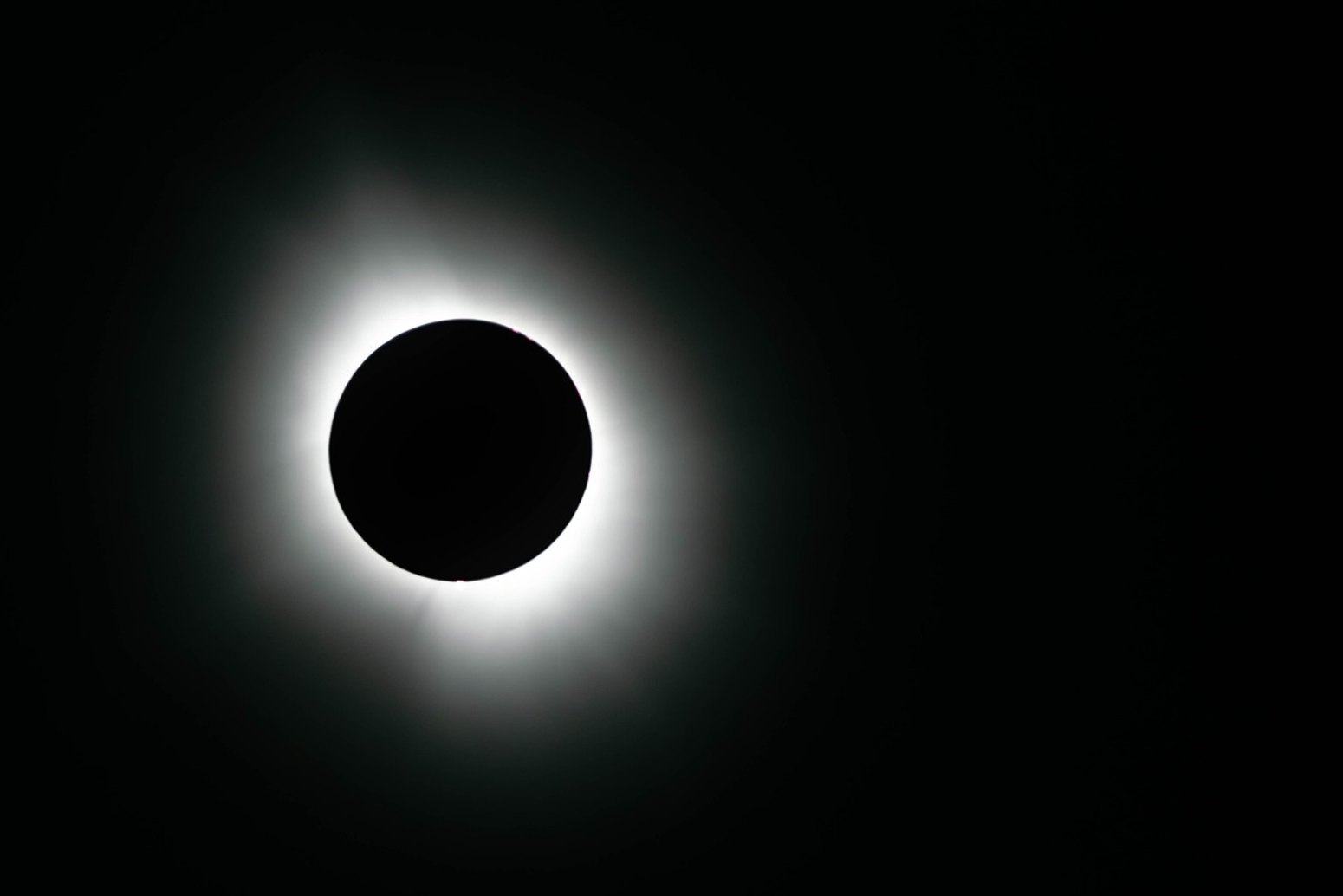 Corona solar durante un eclipse total de Sol, eclipse 2 de agosto de 2027 con niños