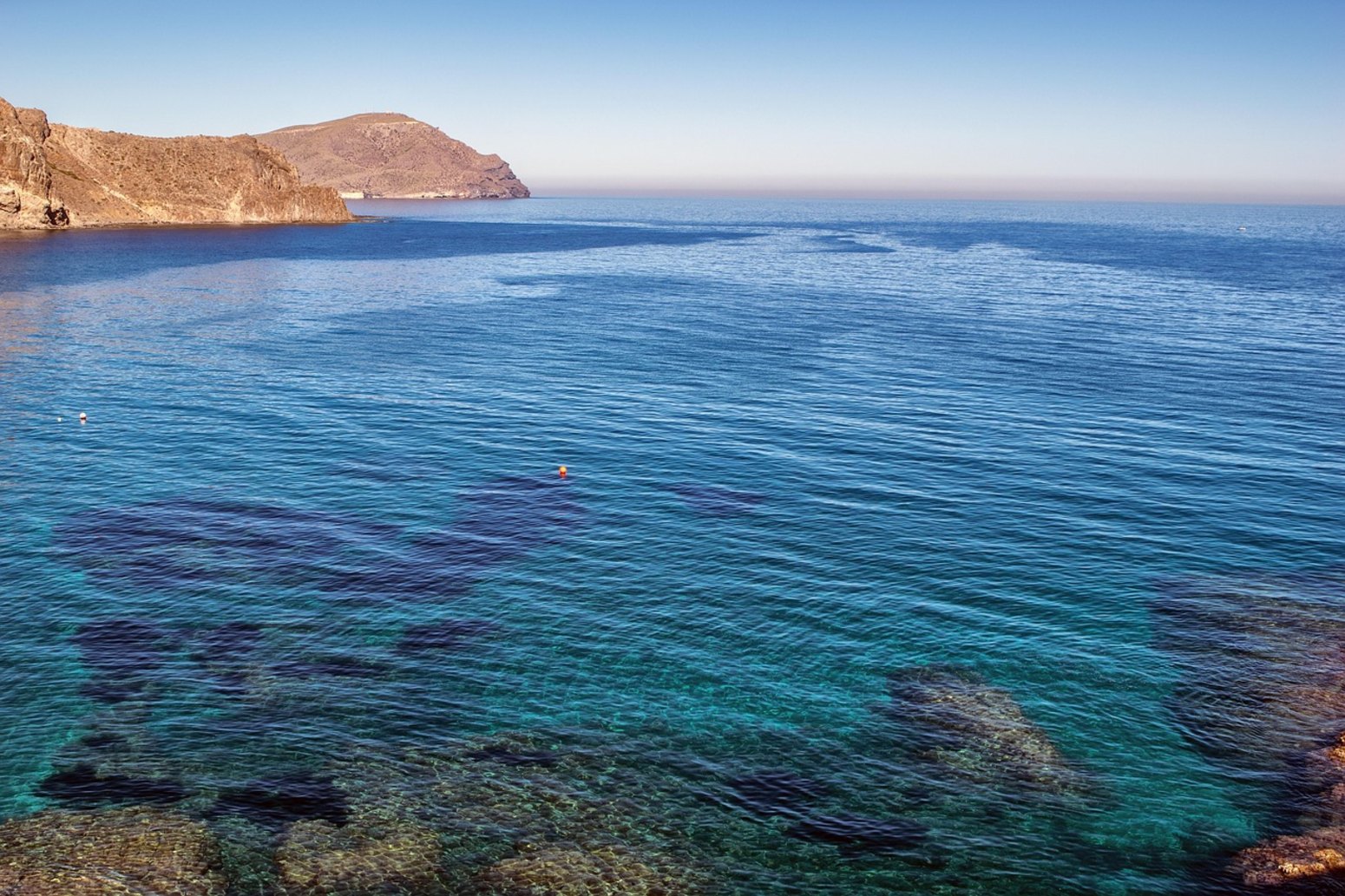 Costa del Parque Natural de Cabo de Gata, navegación en catamarán con niños