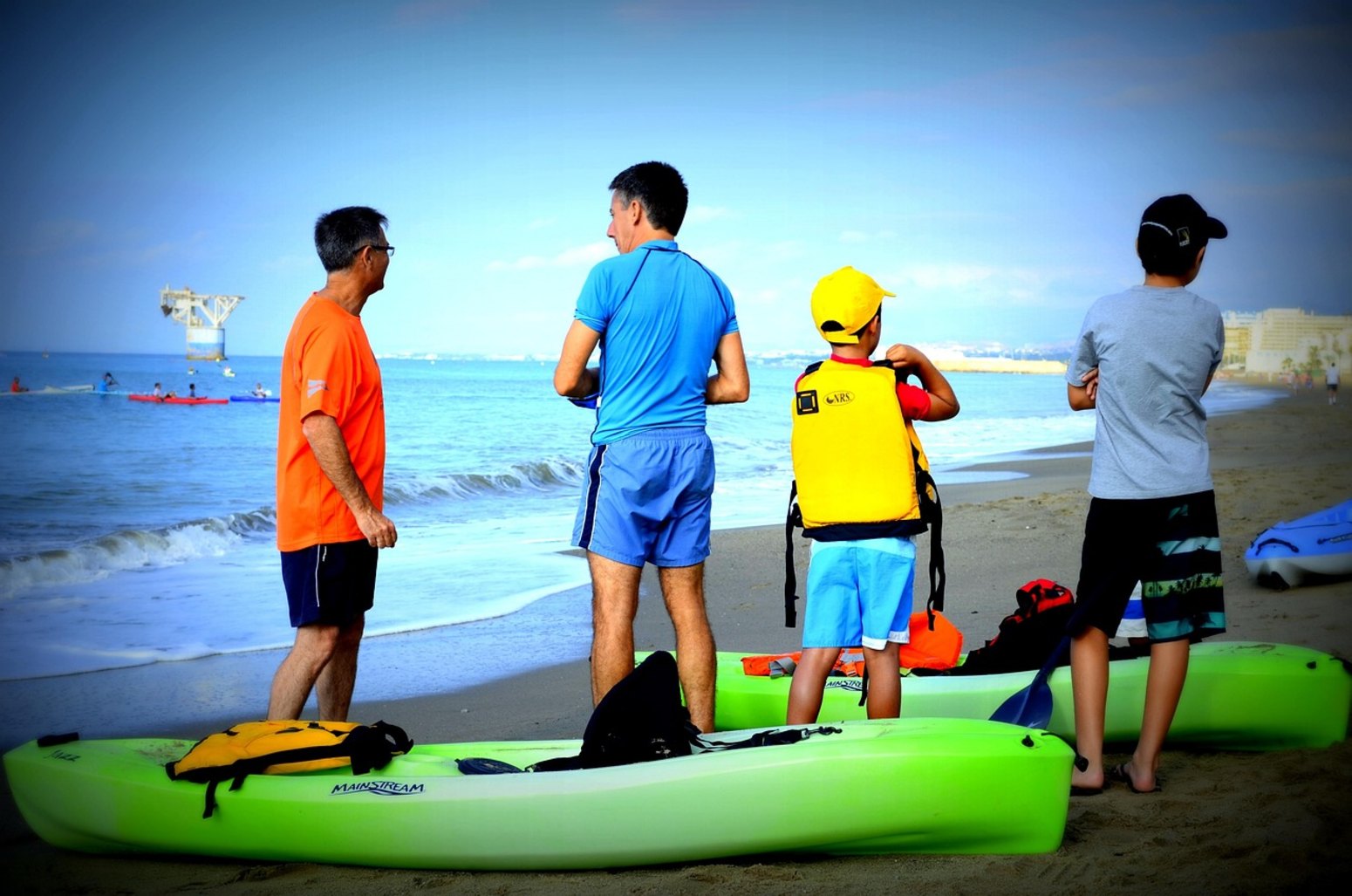 Ruta en kayak en familia, vacaciones monoparentales con niños en Cabo de Gata