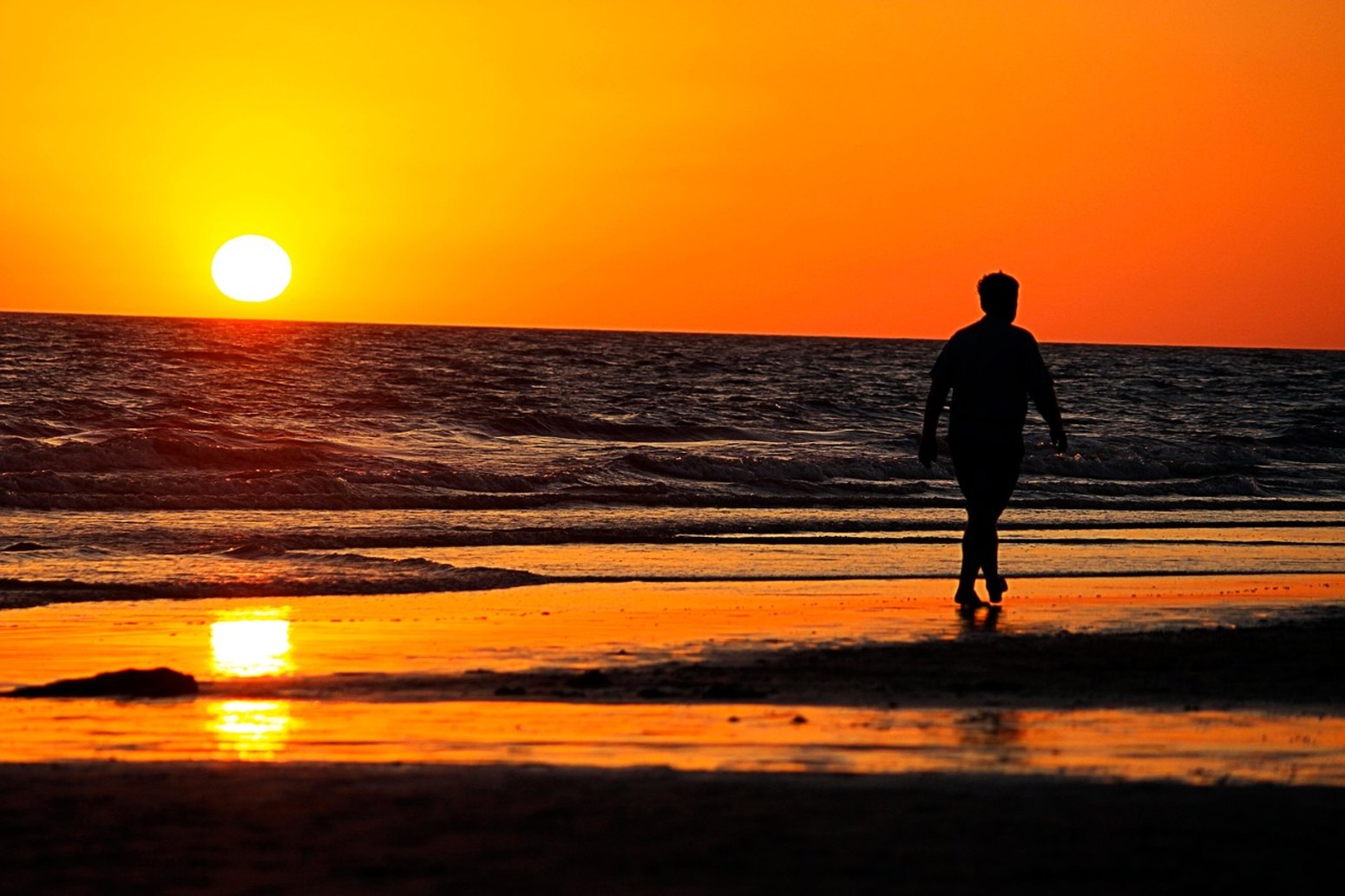 Atardecer en la playa, verano monoparental 2027 en Huelva