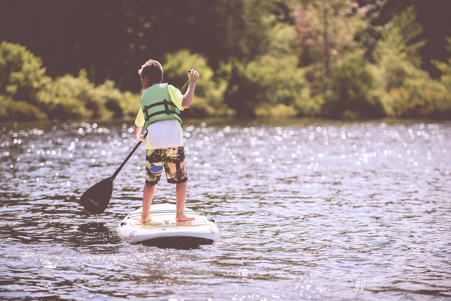 Paddle surf con niños, vacaciones monoparentales en la Costa de la Luz