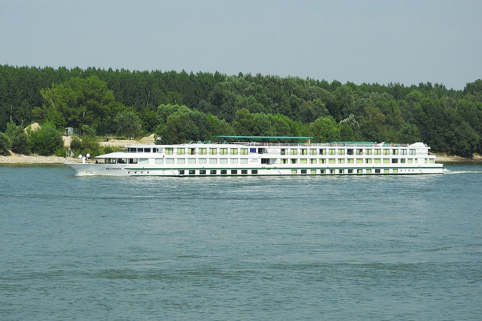 Barco fluvial navegando por el Danubio