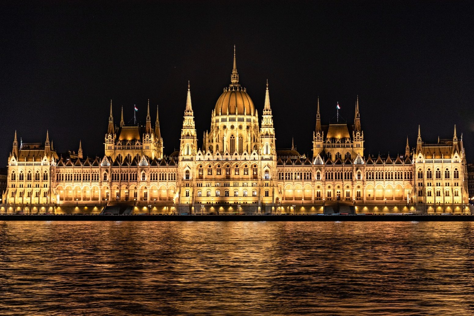 Parlamento de Budapest iluminado desde el Danubio