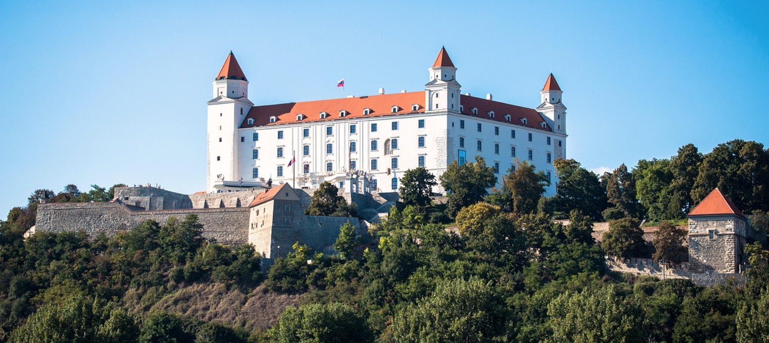 Castillo de Bratislava junto al Danubio