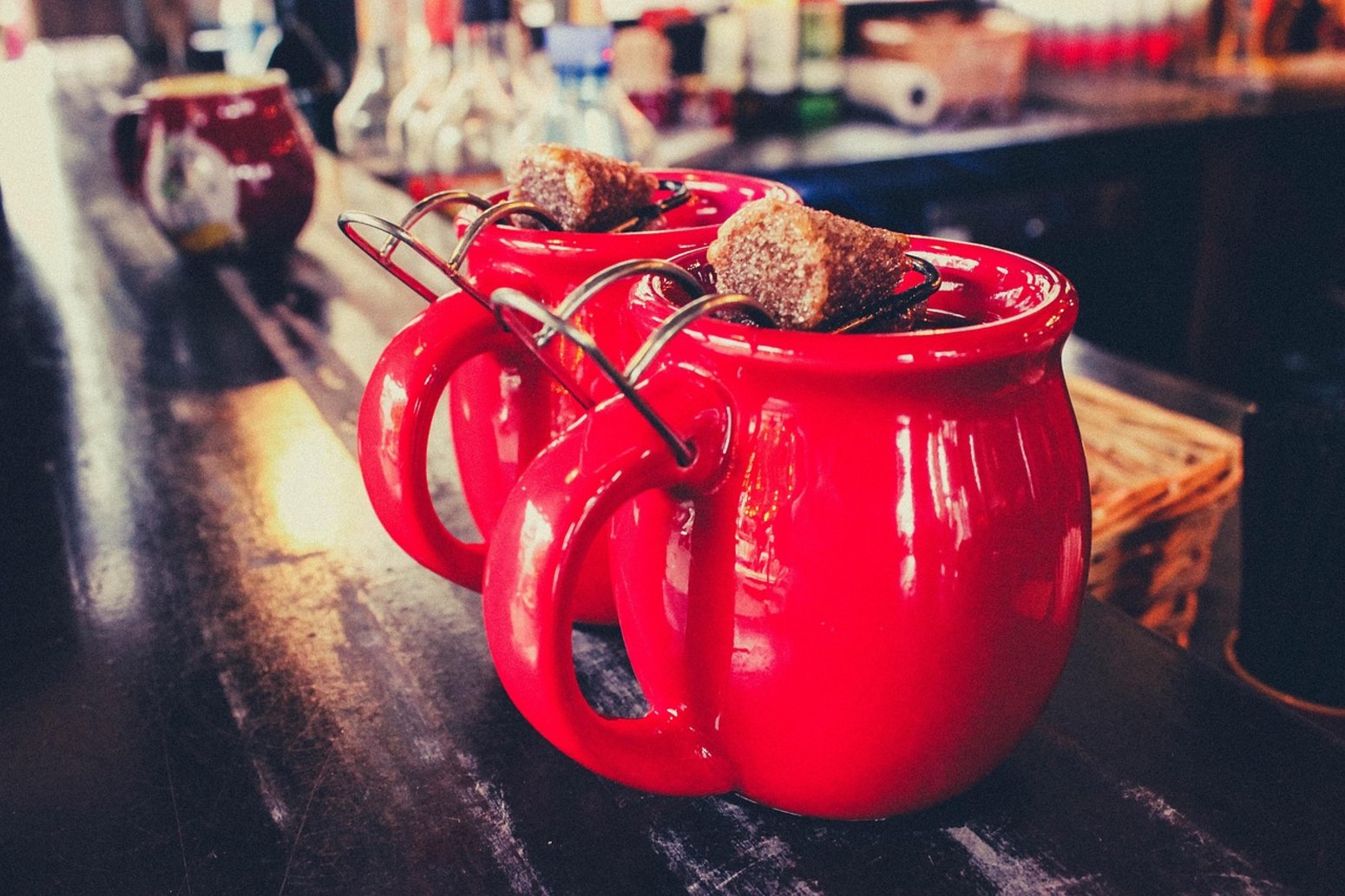 Tazas de ponche en un mercadillo navideño