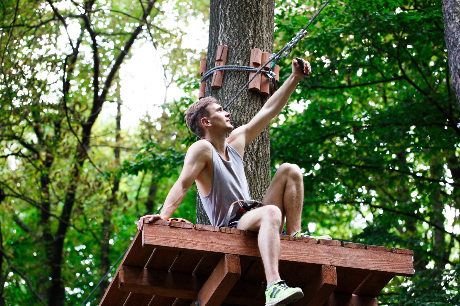 Adolescente en un parque de aventura, vacaciones monoparentales con adolescentes