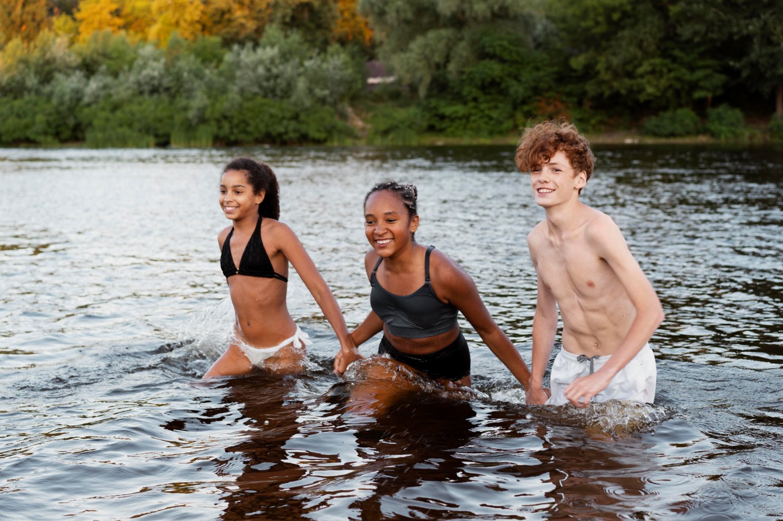 Adolescentes bañándose en el río Mijares, Fuente de los Baños
