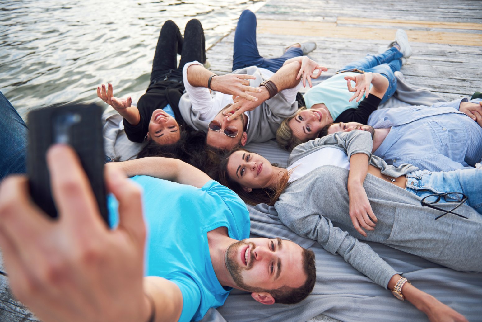 Grupo de amigos adolescentes, vacaciones monoparentales con adolescentes