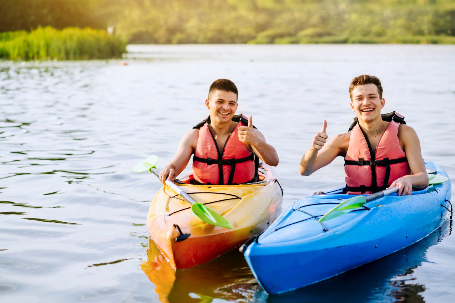 Adolescentes en kayak en el pantano del Arenoso, Montanejos
