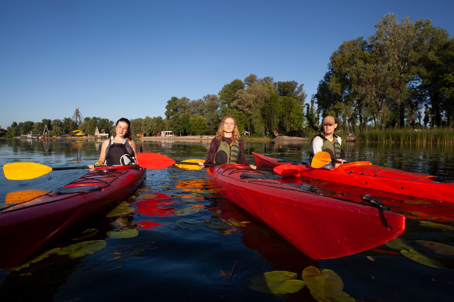 Grupo de adolescentes en kayak, vacaciones monoparentales con adolescentes