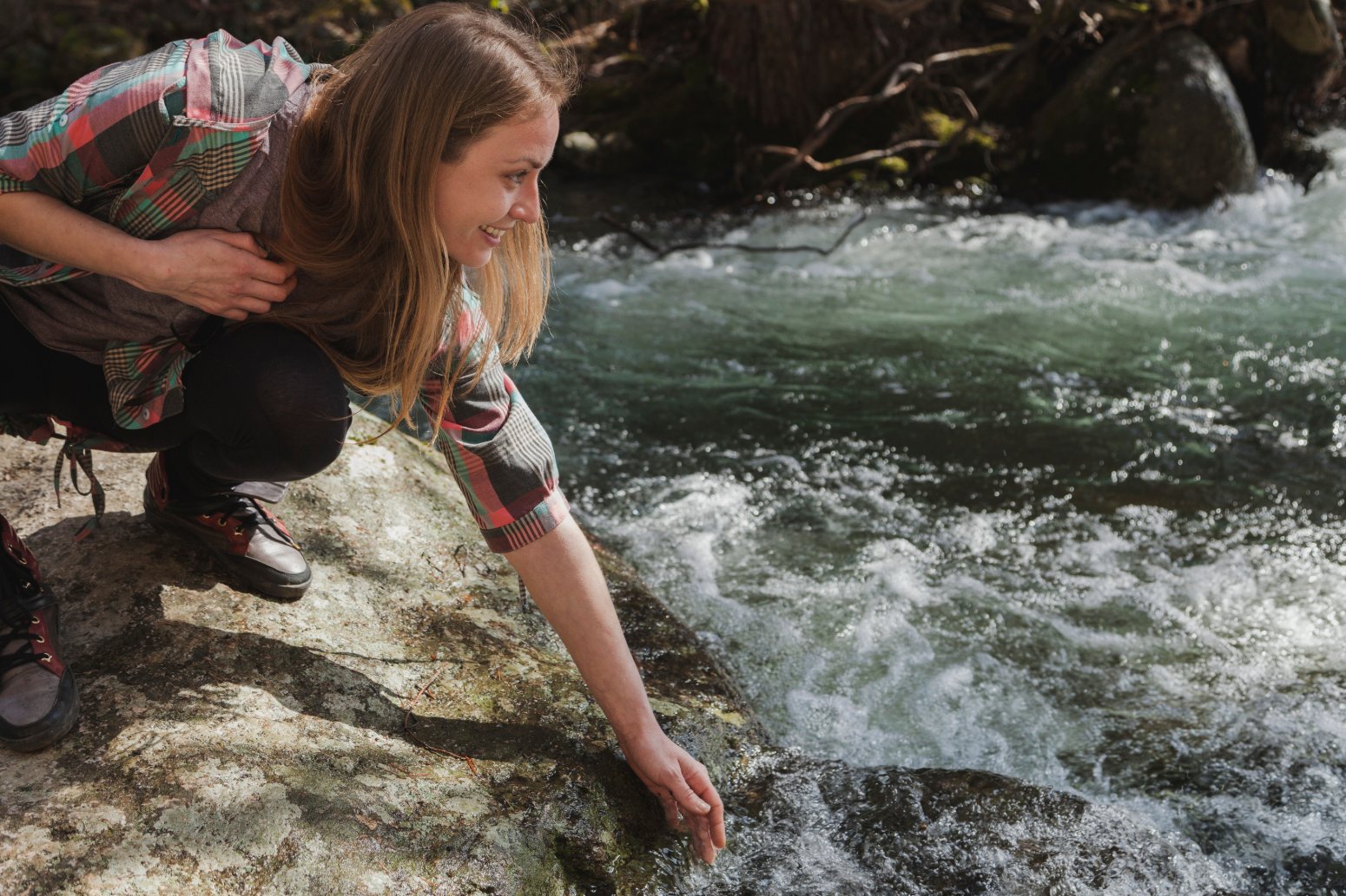 Poza natural de agua cristalina, vacaciones monoparentales con adolescentes