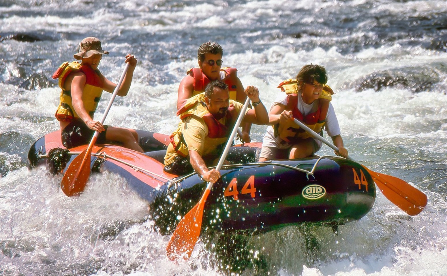 Rafting en el río con adolescentes, vacaciones monoparentales de aventura