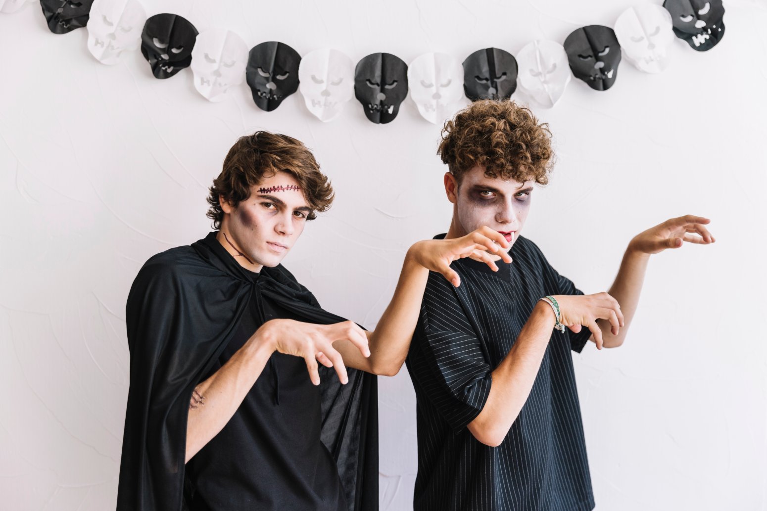 Adolescentes en una noche de terror de Halloween, viajes monoparentales