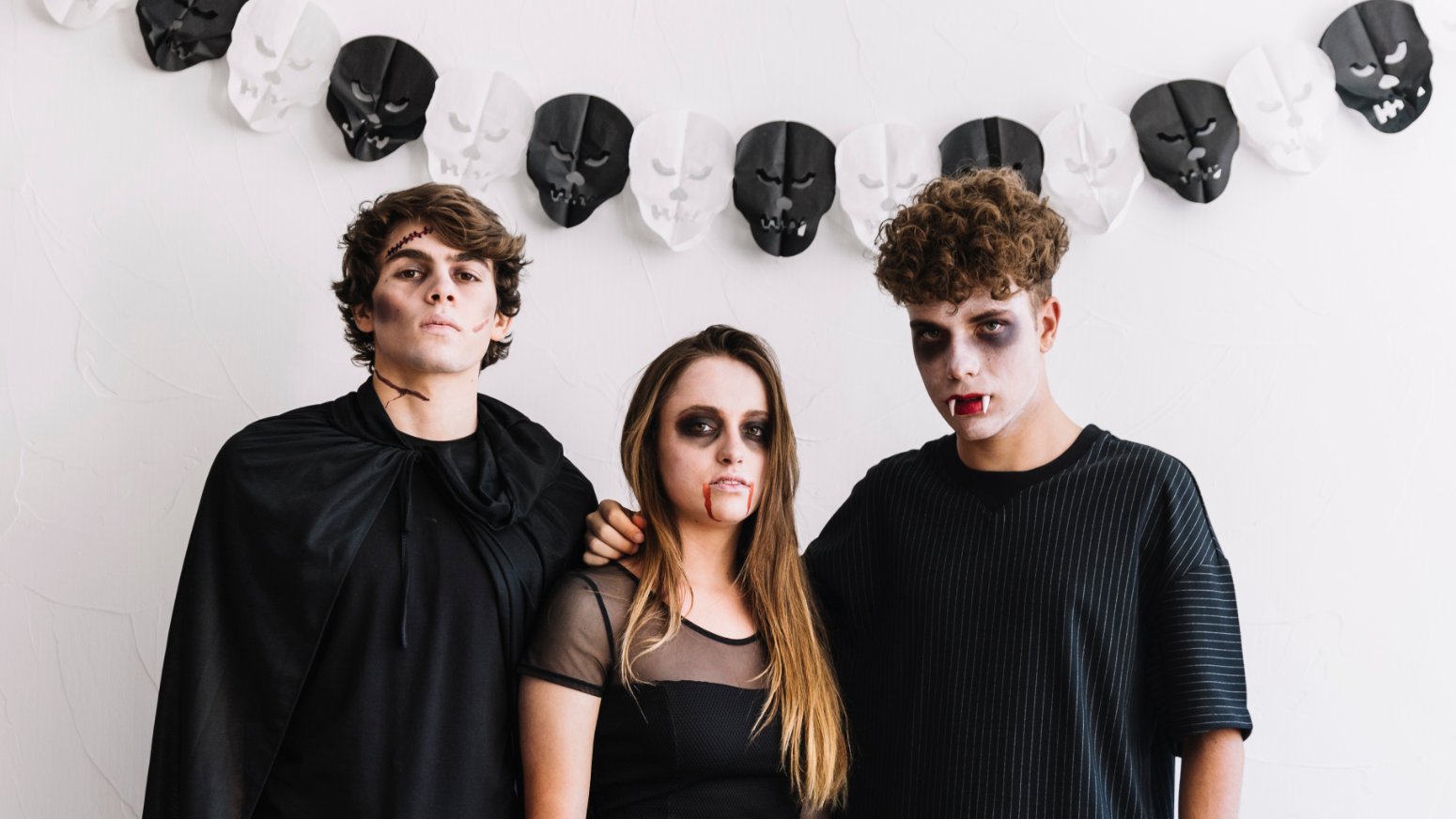 Adolescentes disfrazados de zombis en Halloween, escapada monoparental de Halloween