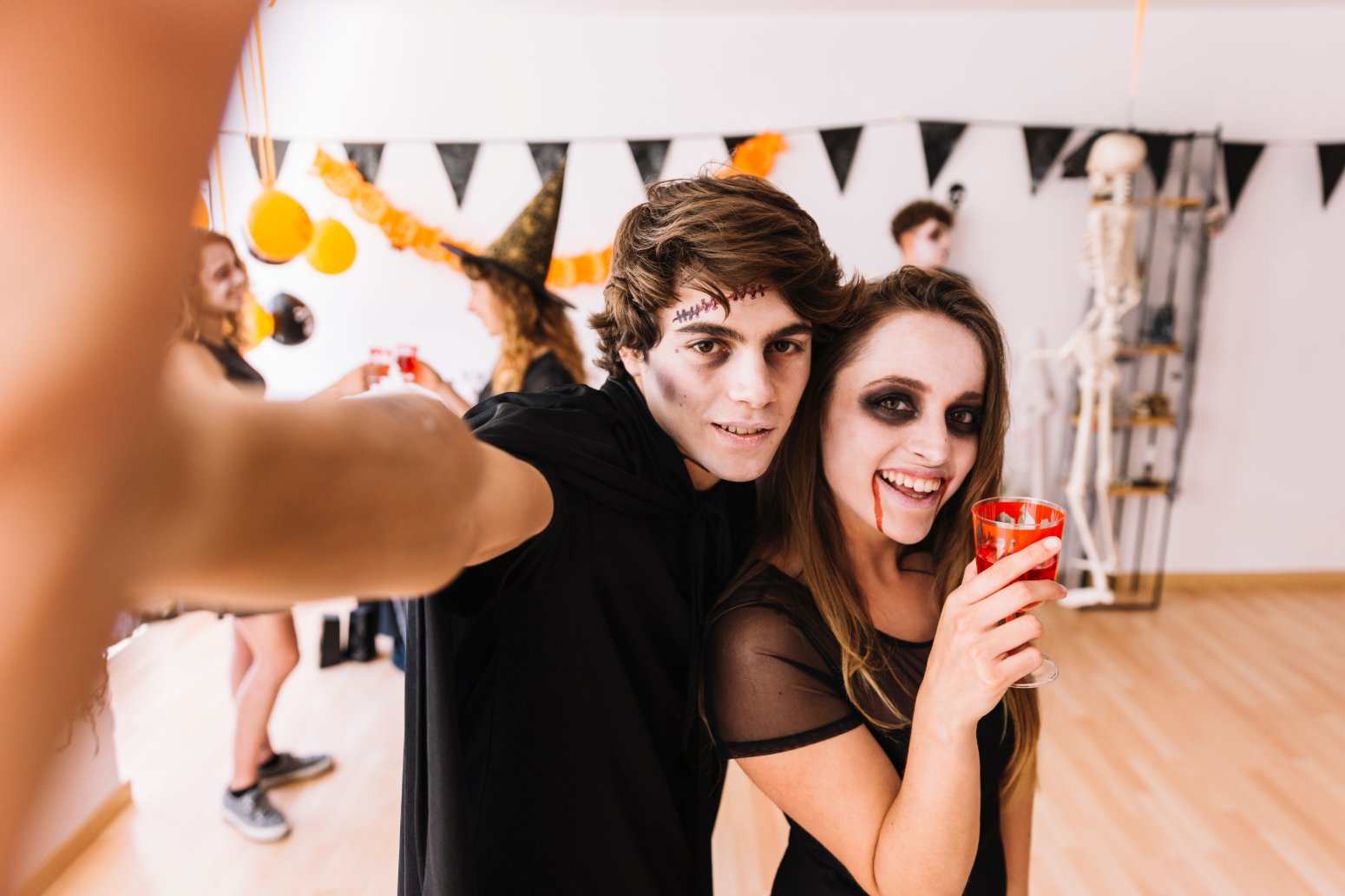 Fiesta de Halloween con disfraces, escapada monoparental de Halloween