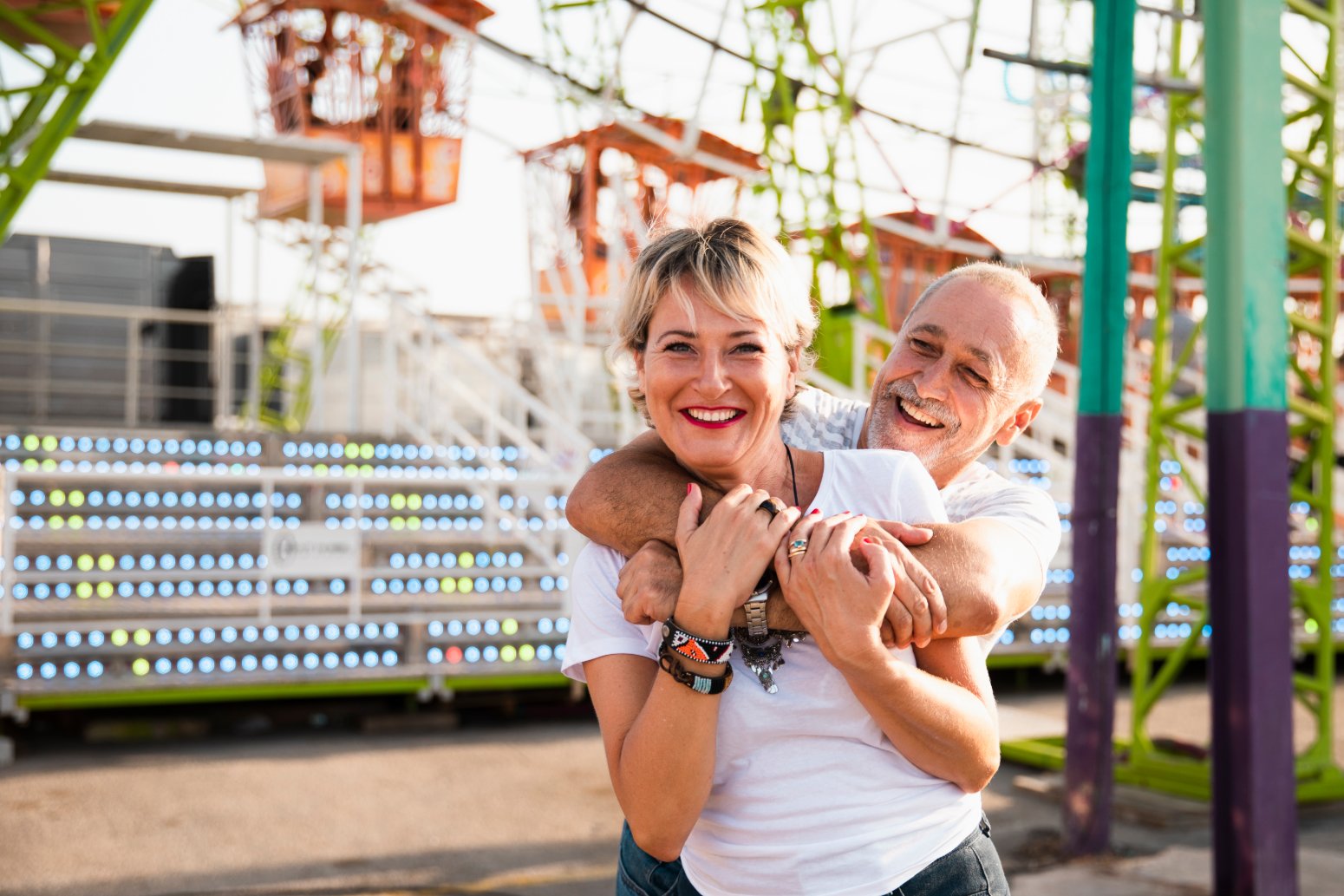Madre e hija en el parque de atracciones, escapada monoparental de Halloween