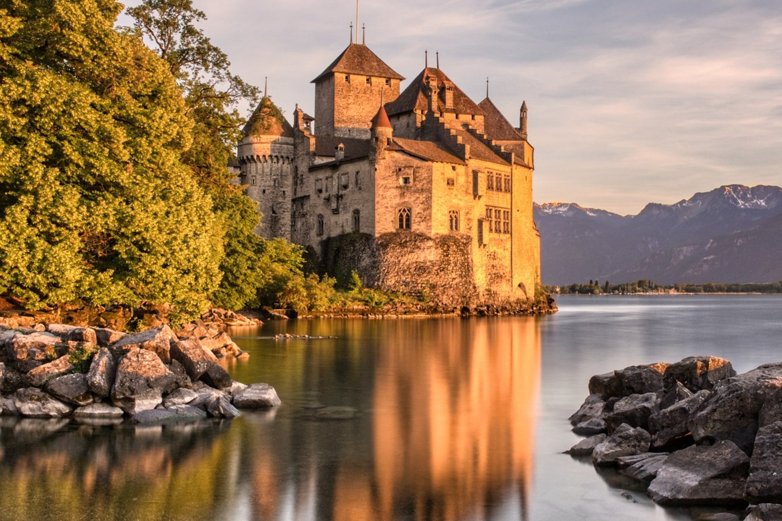 Castillo de Chillón sobre el lago Lemán