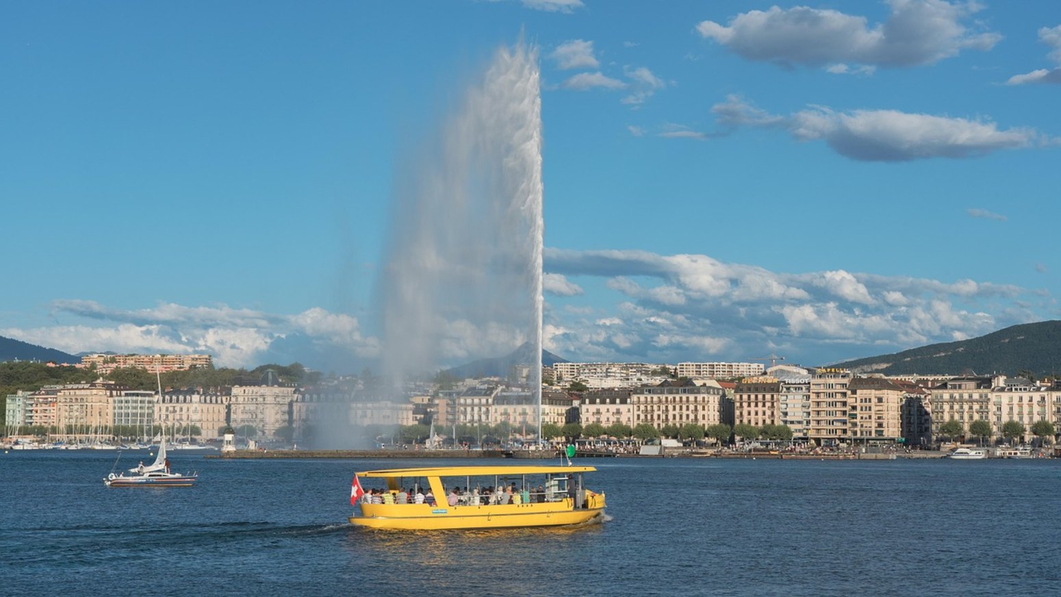 Jet d'Eau de Ginebra sobre el lago Lemán