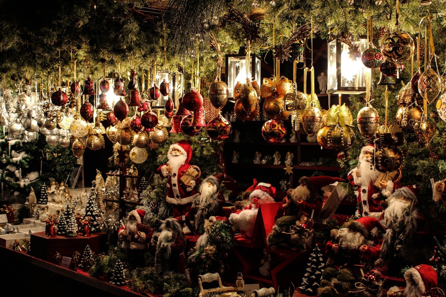 Mercado de Navidad de noche en Suiza, viaje monoparental