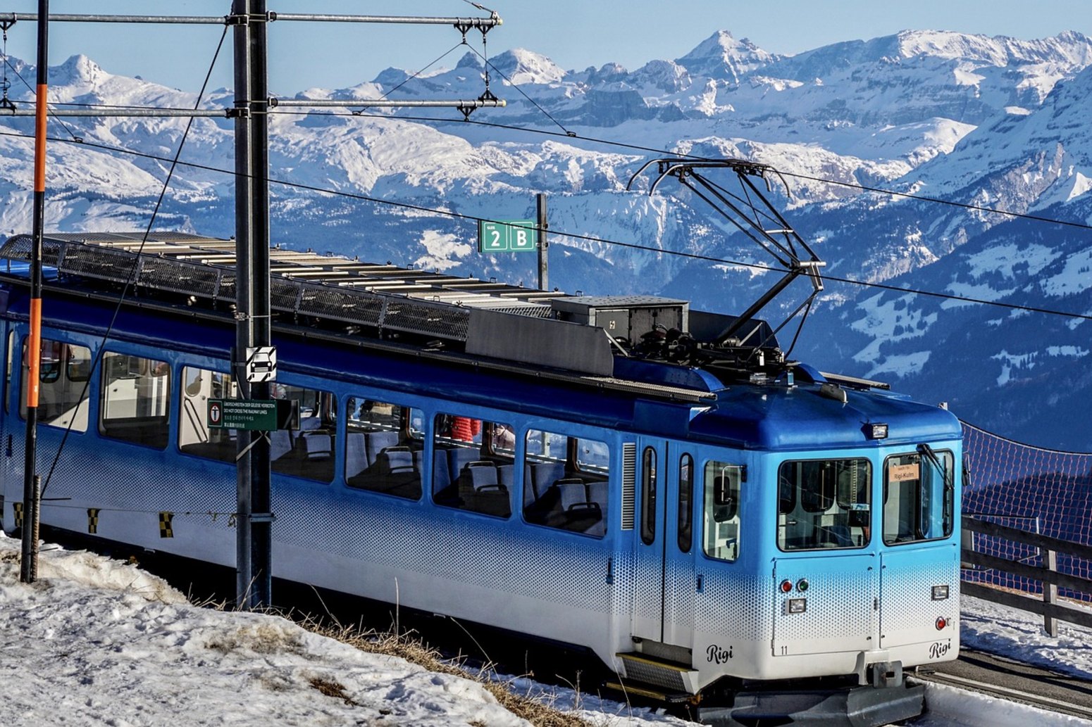 Tren de cremallera entre la nieve en los Alpes suizos