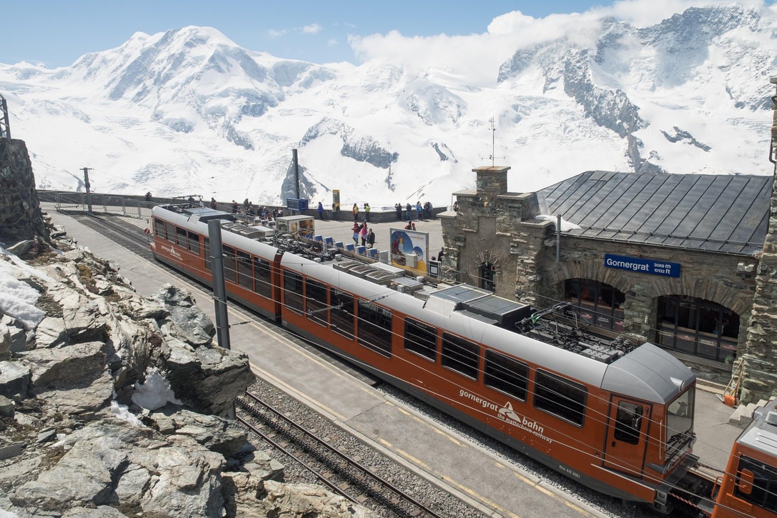 Tren de cremallera en la nieve de los Alpes suizos