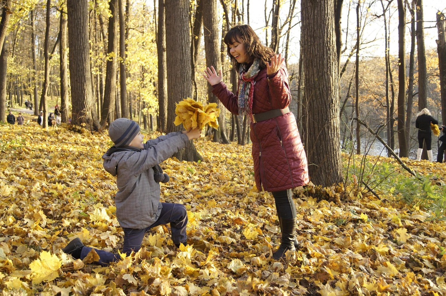 Madre e hijo en el bosque en otoño, escapada monoparental en Girona