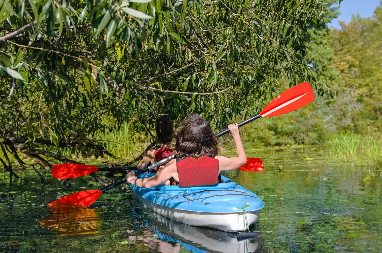 Madre e hijo en kayak, viaje monoparental